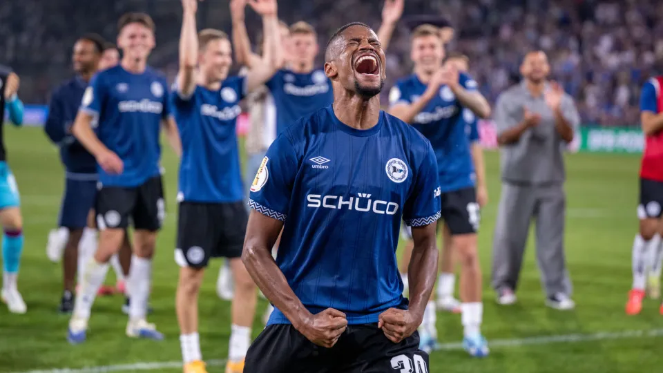 BIELEFELD, GERMANY - AUGUST 15: Isaiah Young of Bielefeld celebrates after winning the DFB Cup match between DSC Arminia Bielefeld and SV Werder Bremen at Schueco Arena on August 15, 2025 in Bielefeld, Germany. (Photo by Thomas F. Starke/Getty Images)