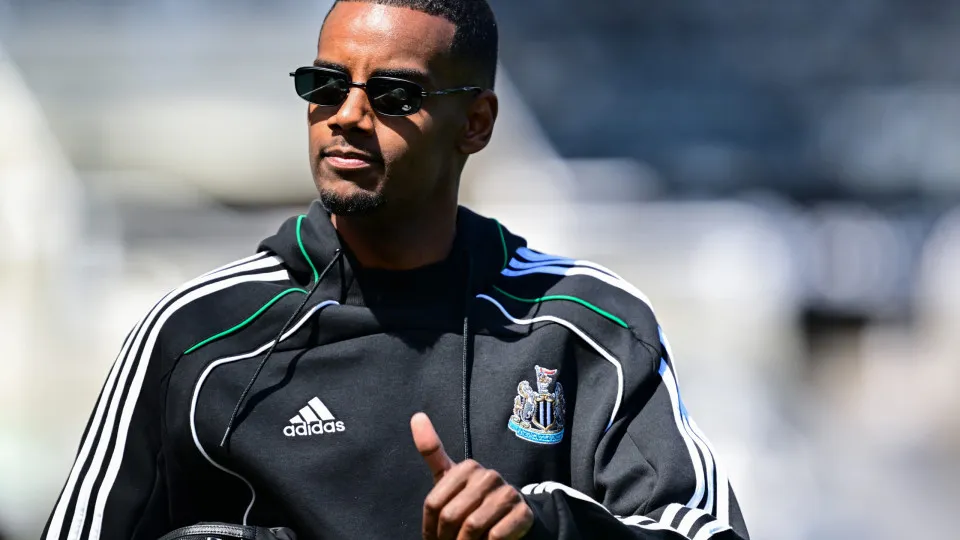 NEWCASTLE UPON TYNE, ENGLAND - MAY 25: Alexander Isak of Newcastle United (14) arrives for the  Premier League match between Newcastle United FC and Everton FC at St James' Park on May 25, 2025 in Newcastle upon Tyne, England. (Photo by Serena Taylor/Newc