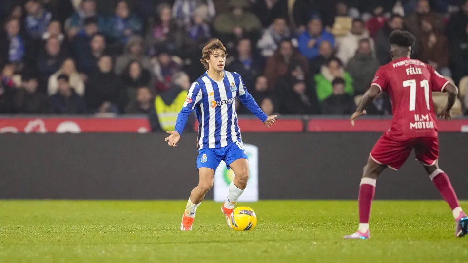 BARCELOS, PORTUGAL - JANUARY 19: Rodrigo Mora of FC Porto (L) plays against Félix Correia of Gil Vicente (R) during the Liga Portugal Betclic match between Gil Vicente FC and FC Porto at Estádio Cidade de Barcelos on January 19, 2025 in Barcelós, Portugal