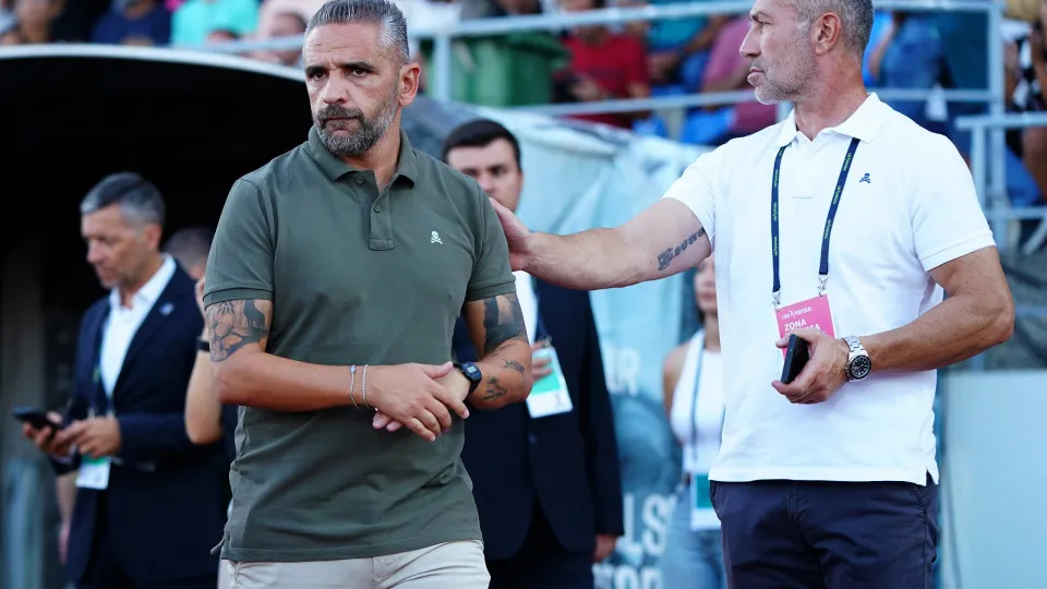 RIO MAIOR, PORTUGAL - AUGUST 8: Head Coach Rui Borges of Sporting CP before the start of the Liga Portugal Betclic match between Casa Pia AC and Sporting CP at Estadio Municipal de Rio Maior on August 8, 2025 in Rio Maior, Portugal.  (Photo by Gualter Fat