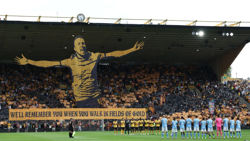 The teams perform a tribute to late Liverpool player Diogo Jota ahead of the English Premier League football match between Wolverhampton Wanderers and Manchester City at the Molineux stadium in Wolverhampton, central England on August 16, 2025. (Photo by 