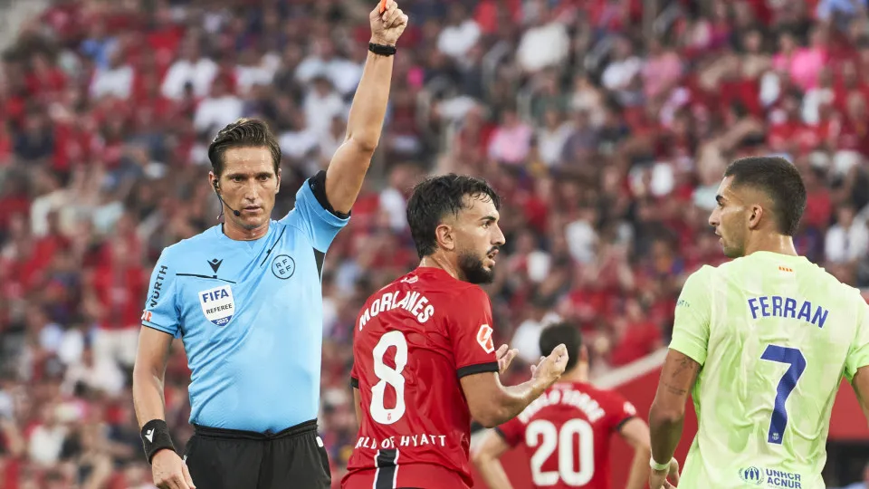 MALLORCA, SPAIN - AUGUST 16: Referee Jose Luis Munuera Montero shows a red card to Manu Morlanes of RCD Mallorca during the LaLiga EA Sports match between RCD Mallorca and FC Barcelona at Estadio de Son Moix on August 16, 2025 in Mallorca, Spain. (Photo b