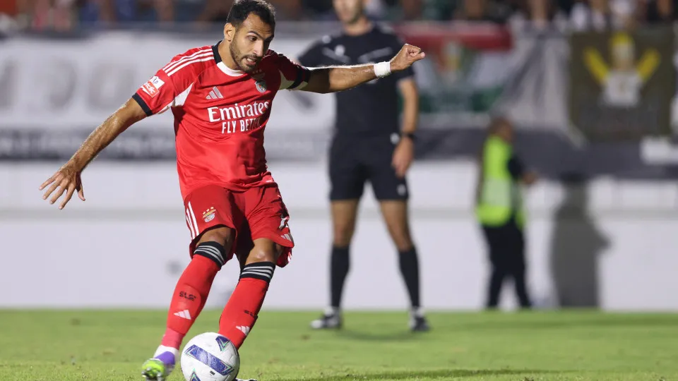 Benfica's Greek forward #14 Vangelis Pavlidis scores a goal from the penalty spot during the Portuguese league football match between CF Estrela da Amadora and SL Benfica at Jose Gomes stadium in Amadora on August 16, 2025. (Photo by FILIPE AMORIM / AFP) 