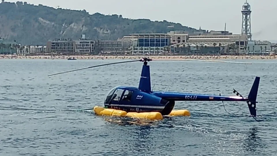 Helicóptero aterra de emergência no mar em praia de Barcelona