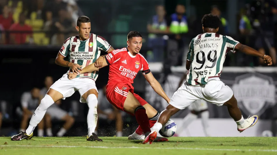 Estrela da Amadora's Brazilian defender #14 Bernardo Schappo, Benfica's Croatian forward #09 Franjo Ivanovic and Estrela da Amadora's Nigerian forward #99 Abraham Ayomide Marcus vie for the ball during the Portuguese league football match between CF Estre