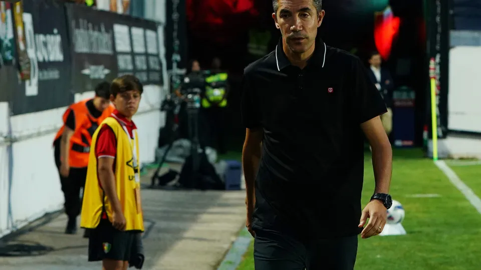 AMADORA, PORTUGAL - AUGUST 16: Head Coach Bruno Lage of SL Benfica before the start of the Liga Portugal Betclic match between CF Estrela da Amadora and SL Benfica at Estadio Jose Gomes on August 16, 2025 in Amadora, Portugal. (Photo by Gualter Fatia/Gett