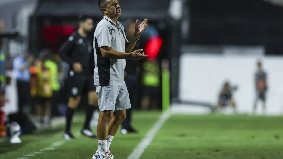 AMADORA, PORTUGAL - AUGUST 16: Assistant Coach Luis da Silva of CF Estrela da Amadora during the Primeira Liga match between CF Estrela da Amadora and SL Benfica at Estadio Jose Gomes on August 16, 2025 in Amadora, Portugal. (Photo by Carlos Rodrigues/Get