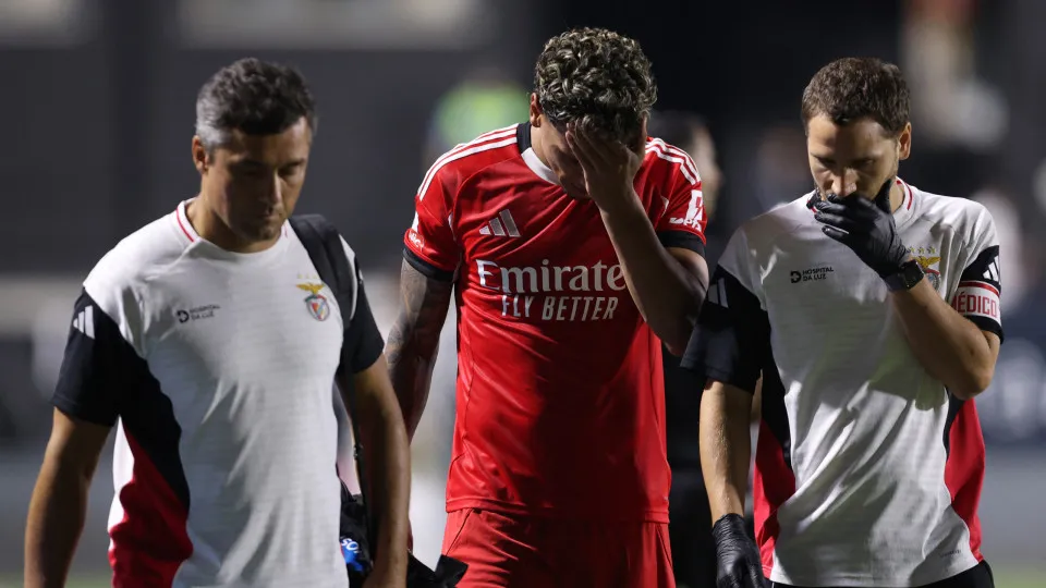 Benfica's Colombian midfielder #20 Richard Rios Montoya leaves the pitch after getting injured during the Portuguese league football match between CF Estrela da Amadora and SL Benfica at Jose Gomes stadium in Amadora on August 16, 2025. (Photo by FILIPE A