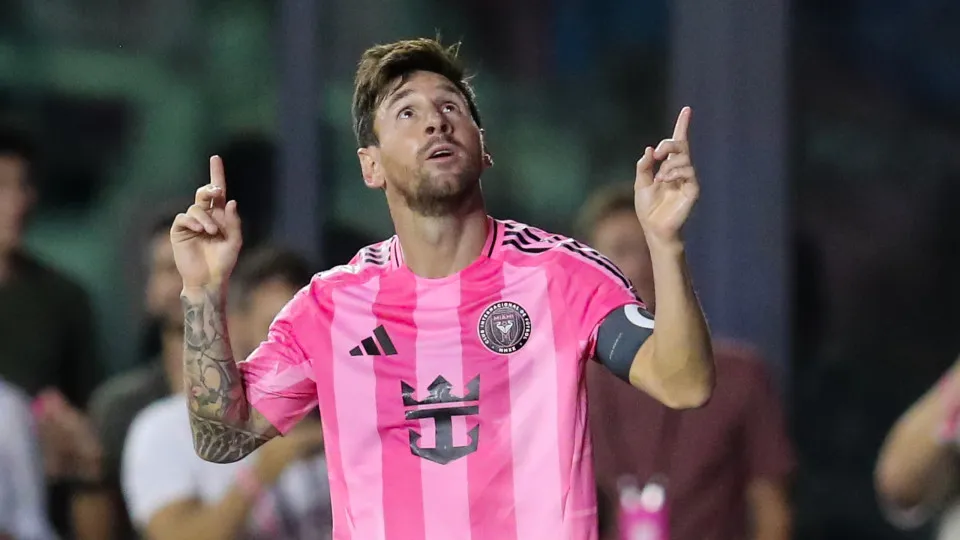 FT. LAUDERDALE, FL - AUGUST 16: Inter Miami forward Lionel Messi (10) celebrates his goal during the Major League Soccer match between Inter Miami CF and LA Galaxy at Chase Stadium in Fort Lauderdale, Florida, on August 16, 2025. (Photo by Chris Arjoon/Ic