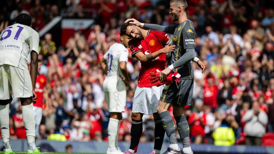 MANCHESTER, ENGLAND - AUGUST 9:  David De Gea of Fiorentina reacts to Bruno Fernandes of Manchester United during the pre-season friendly match between Manchester United and ACF Fiorentina at Old Trafford on August 9, 2025 in Manchester, England. (Photo b