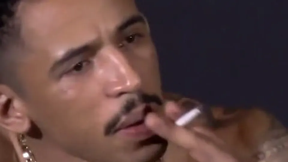 Ver para crer. Brasileiro do UFC 'saca' de cigarro em plena conferência