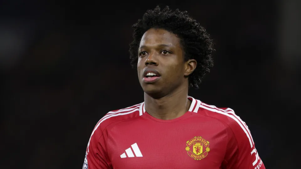 LONDON, ENGLAND - JANUARY 26: Tyrell Malacia of Manchester United running during the Premier League match between Fulham FC and Manchester United FC at Craven Cottage on January 26, 2025 in London, England. (Photo by Graham Whitby Boot/Sportsphoto/Allstar