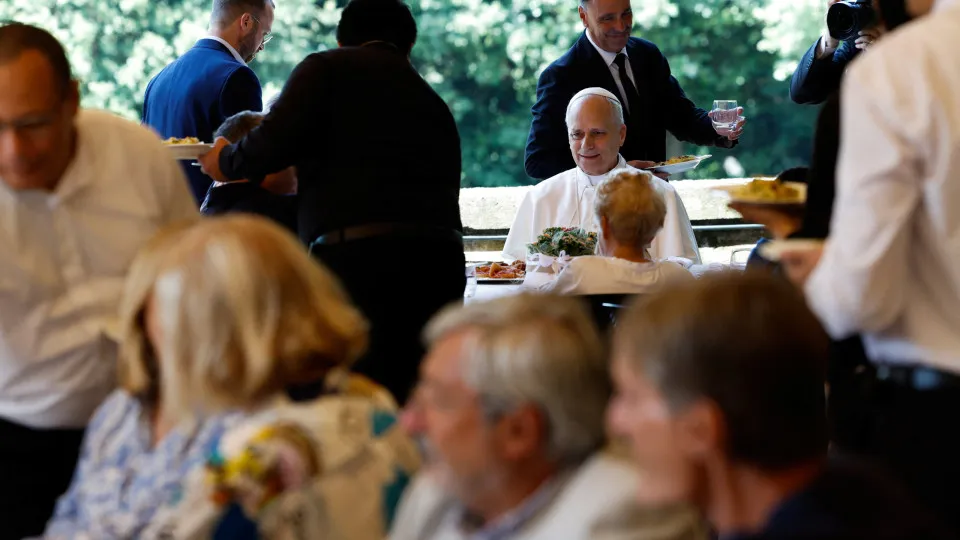 Papa termina férias com missa e almoço com refugiados e sem-abrigo em Castel Gandolfo