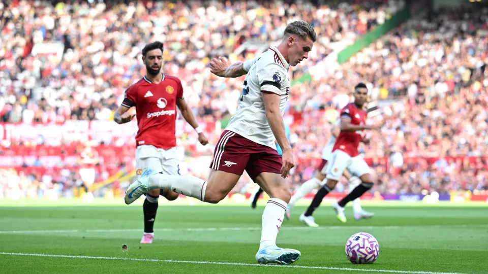 MANCHESTER, ENGLAND - AUGUST 17: Viktor Gyoekeres of Arsenal controls the ball during the Premier League match between Manchester United and Arsenal at Old Trafford on August 17, 2025 in Manchester, England. (Photo by David Price/Arsenal FC via Getty Imag