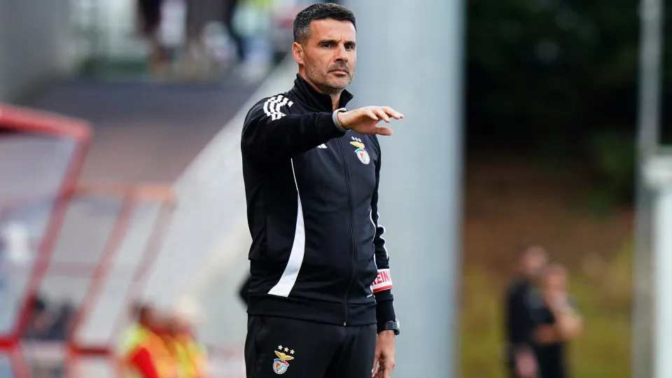 SEIXAL, PORTUGAL - APRIL 30:  Head Coach Nelson Verissimo of SL Benfica B in action during the Liga Portugal 2 Meu Super match between SL Benfica B and CD Mafra at Benfica Campus on April 30, 2025 in Seixal, Portugal.  (Photo by Gualter Fatia/Getty Images