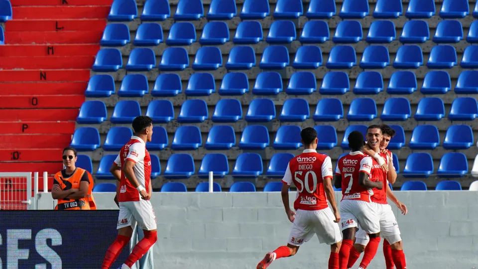 ALVERCA, PORTUGAL - AUGUST 17: Amine El Ouazzani of SC Braga celebrates with teammates after scoring a goalduring the Liga Portugal Betclic match between FC Alverca and SC Braga at Estadio FC Alverca on August 17, 2025 in Alverca, Portugal.  (Photo by Gua