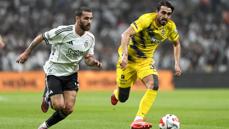 ISTANBUL, TURKIYE - AUGUST 17: Rafa Silva of Besiktas in action against Yalcin Kayan of ikas Eyupspor during Turkish Super Lig week-two football match between Besiktas and ikas Eyupspor at Tupras Stadium in Istanbul, Turkiye on August 17, 2025. (Photo by 