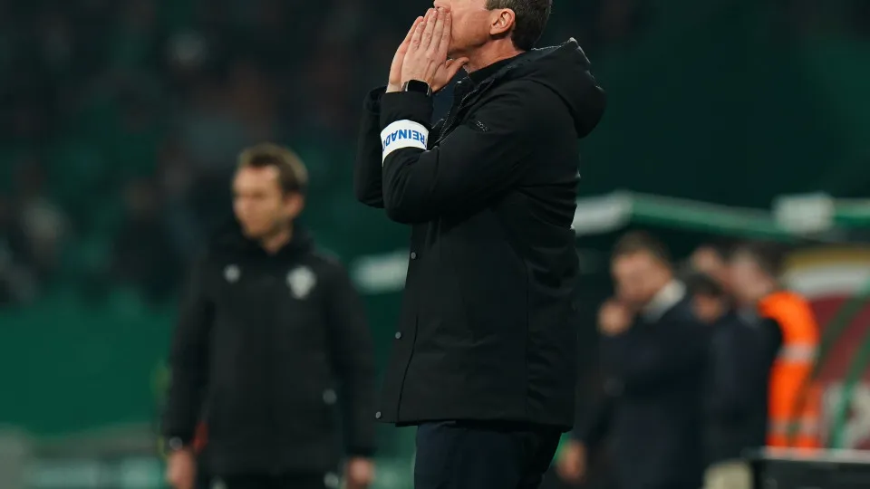 LISBON, PORTUGAL - FEBRUARY 15: Head Coach Vasco Seabra of FC Arouca in action during the Liga Portugal Betclic match between Sporting CP and FC Arouca at Estadio Jose Alvalade on February 15, 2025 in Lisbon, Portugal. (Photo by Gualter Fatia/Getty Images