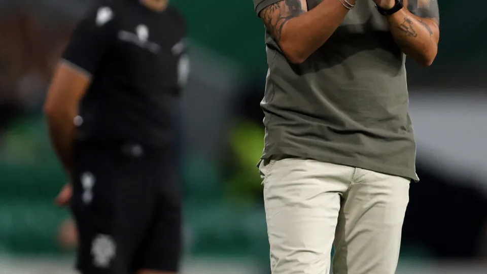 Sporting Lisbon's Portuguese coach Rui Manuel Borges claps during the Portuguese league football match between Sporting CP and FC Arouca at Jose Alvalade stadium in Lisbon on August 17, 2025. (Photo by FILIPE AMORIM / AFP) (Photo by FILIPE AMORIM/AFP via 