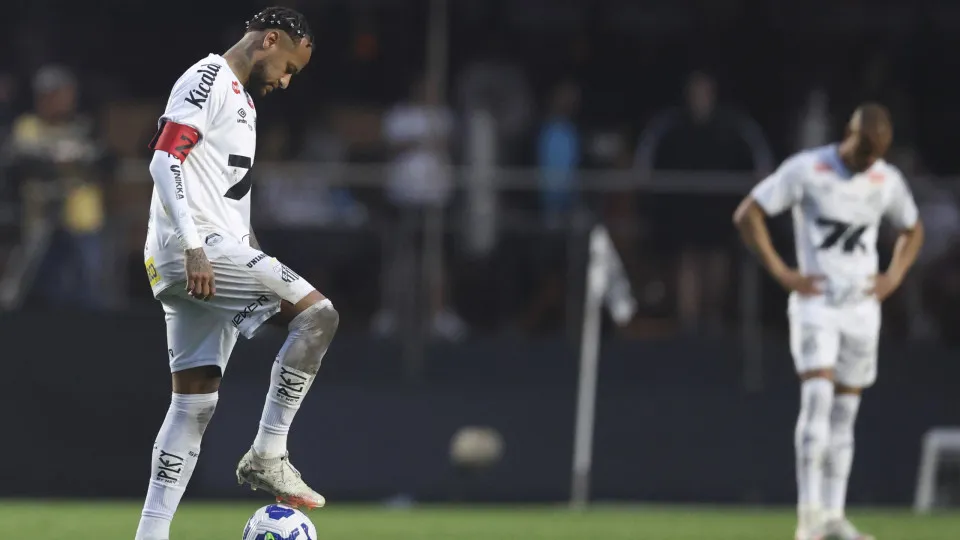 SAO PAULO, BRAZIL - AUGUST 17: Neymar of Santos reacts during a Brasileirao 2025 match between Santos and Vasco da Gama at MorumBIS Stadium on August 17, 2025 in Sao Paulo, Brazil.  (Photo by Alexandre Schneider/Getty Images)