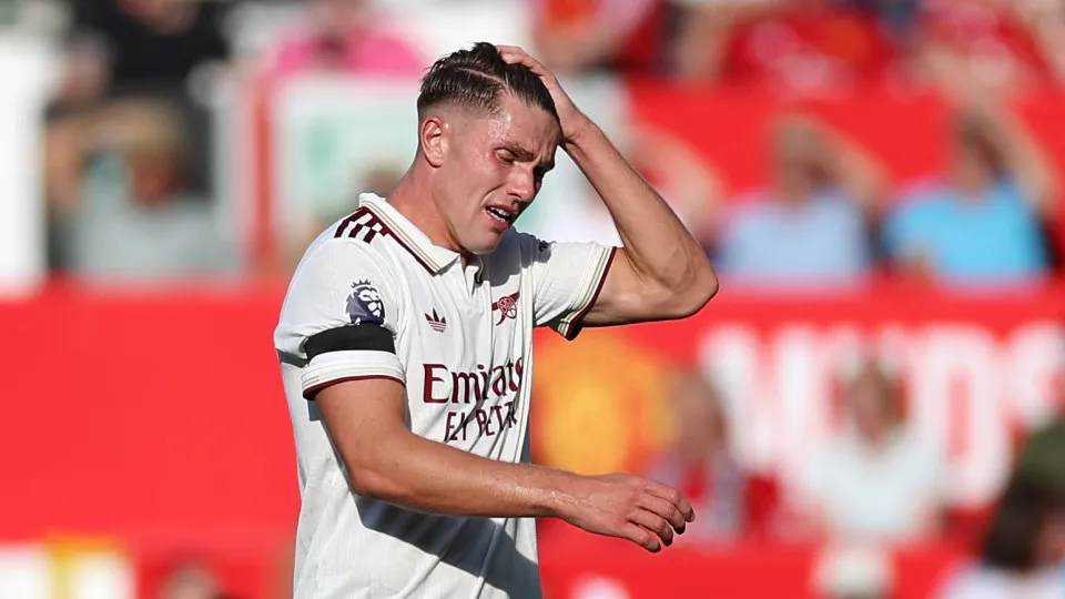 MANCHESTER, ENGLAND - AUGUST 17: Viktor Gyoekeres of Arsenal reacts after being substituted off during the Premier League match between Manchester United and Arsenal at Old Trafford on August 17, 2025 in Manchester, England. (Photo by Michael Regan/Getty 