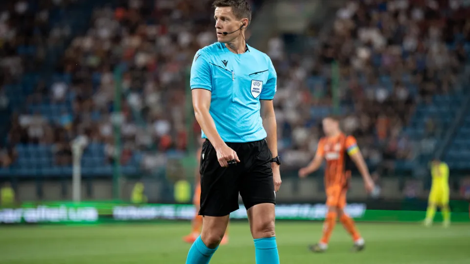Referee Daniel Siebert officiates the game between FC Shakhtar Donetsk and Panathinaikos F.C. in Krakow, Poland, on August 14, 2025, during the UEFA Europa League third qualifying round, second leg match at Henryk Reyman Municipal Stadium. (Photo by Marci