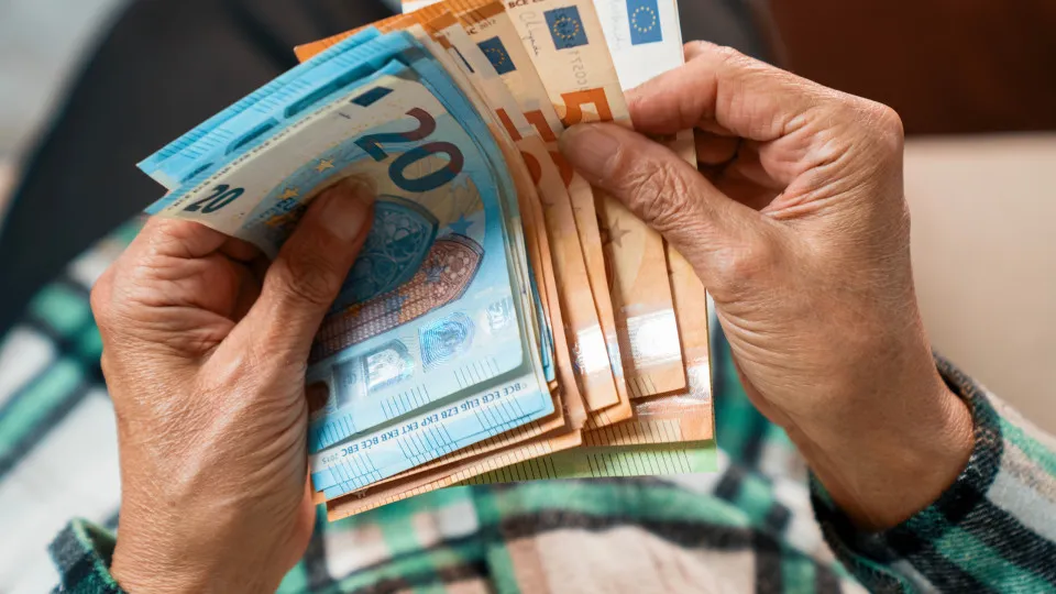 Pensionistas da CGA recebem hoje a reforma (com novas tabelas do IRS)
