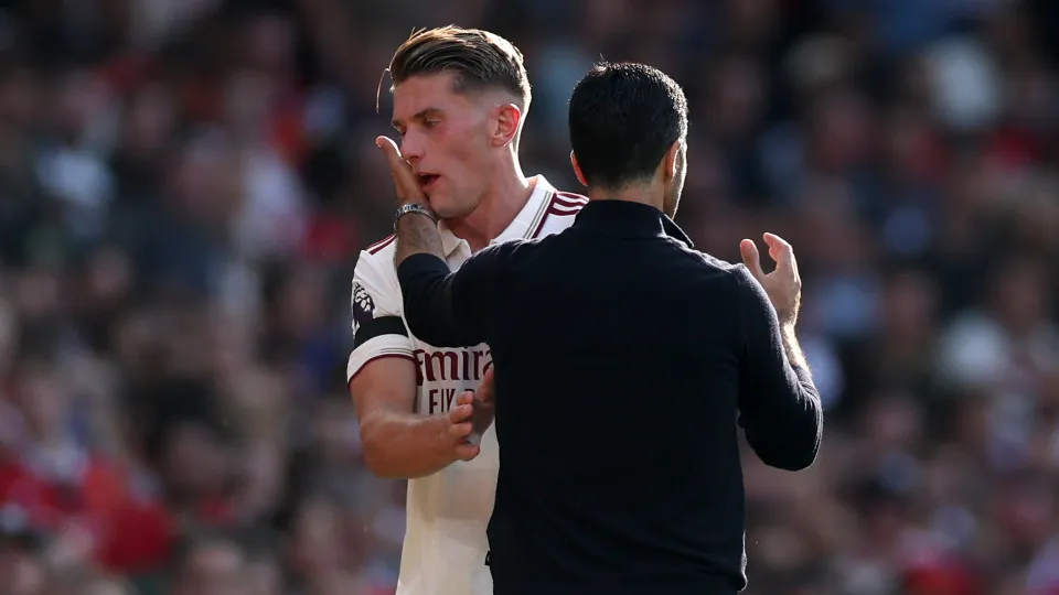 MANCHESTER, ENGLAND - AUGUST 17: Viktor Gyoekeres of Arsenal interacts with Mikel Arteta, Manager of Arsenal after being substituted off during the Premier League match between Manchester United and Arsenal at Old Trafford on August 17, 2025 in Manchester
