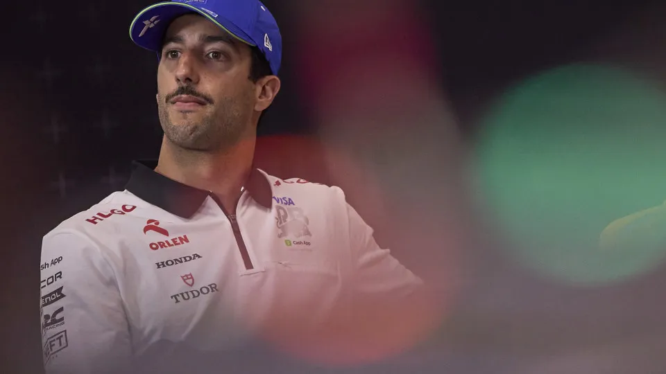 Ex-piloto de F1 Daniel Ricciardo no hospital após acidente de mota