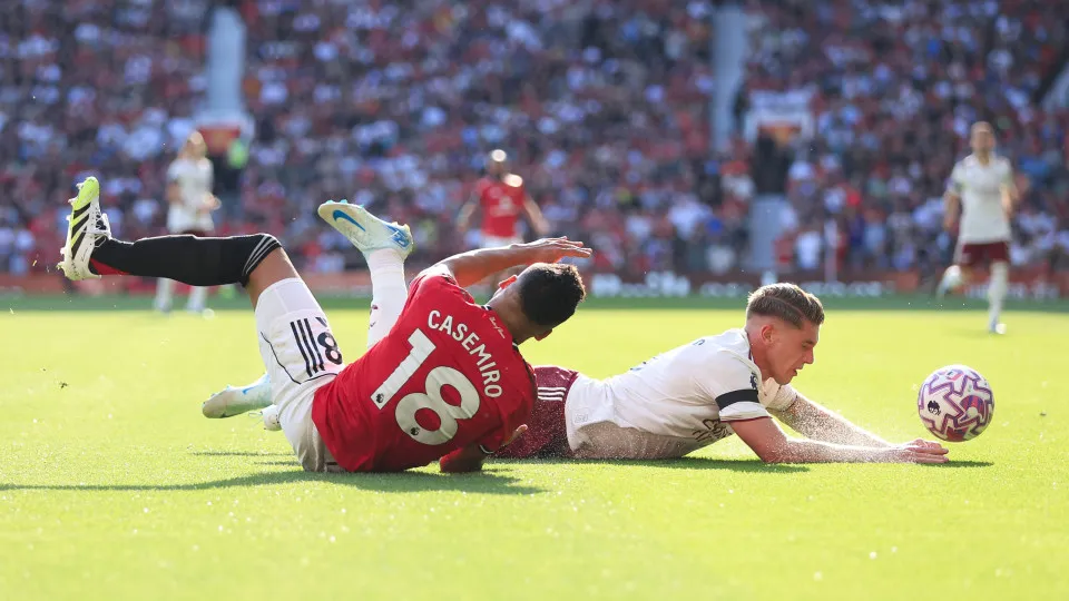 MANCHESTER, ENGLAND - AUGUST 17: Casemiro of Manchester United battles with Viktor Gyokeres of Arsenal during the Premier League match between Manchester United and Arsenal at Old Trafford on August 17, 2025 in Manchester, England. (Photo by Simon Stacpoo