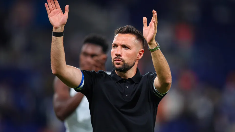 PORTO, PORTUGAL - AUGUST 11: Francesco Farioli, Head Coach of FC Porto, gestures during the Primeira Liga match between FC Porto and Vitória SC at Estadio do Dragao on August 11, 2025 in Porto, Portugal. (Photo by Diogo Cardoso/Getty Images)