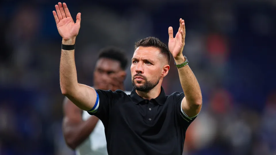 PORTO, PORTUGAL - AUGUST 11: Francesco Farioli, Head Coach of FC Porto, gestures during the Primeira Liga match between FC Porto and Vitória SC at Estadio do Dragao on August 11, 2025 in Porto, Portugal. (Photo by Diogo Cardoso/Getty Images)