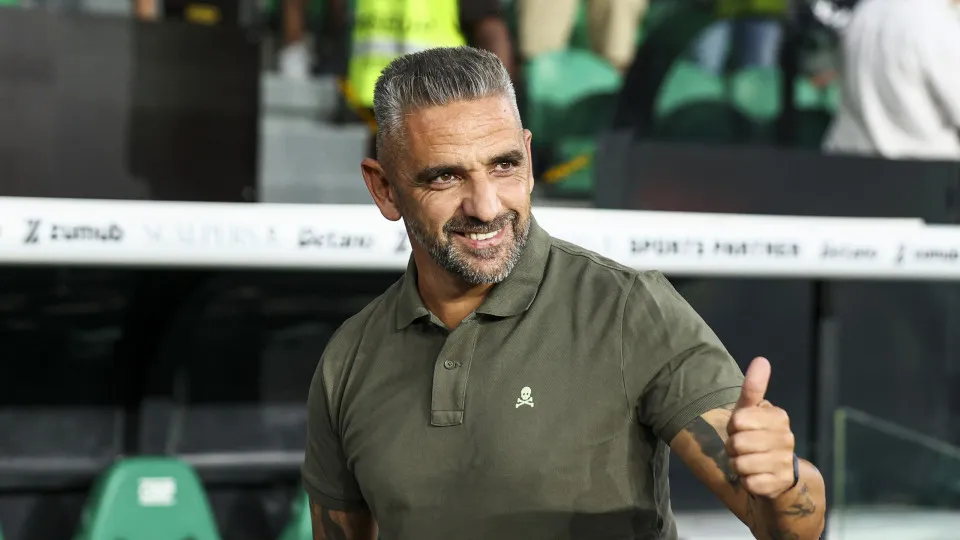 LISBON, PORTUGAL - AUGUST 17: Head Coach Rui Borges of Sporting CP during the Primeira Liga match between Sporting CP and FC Arouca at Estadio Jose Alvalade on August 17, 2025 in Lisbon, Portugal. (Photo by Carlos Rodrigues/Getty Images)