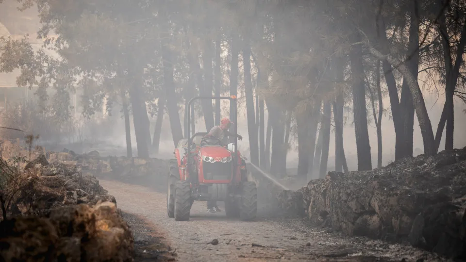 Viseu, Sátão, incêndios, trator, popular, mangueira, fumo