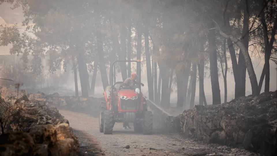 Viseu, Sátão, incêndios, trator, popular, mangueira, fumo