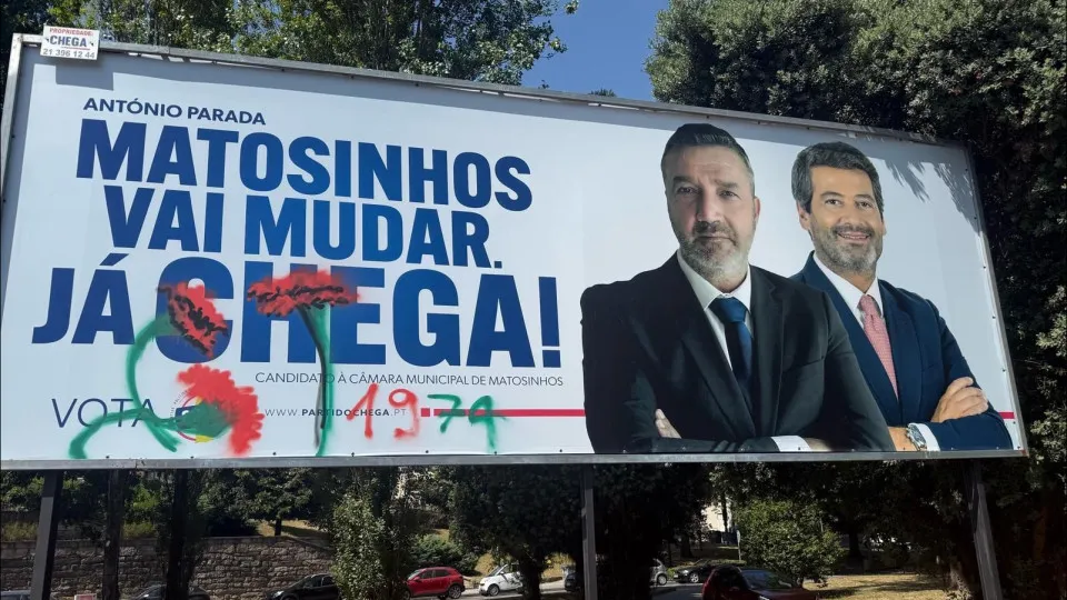 'Outdoor' do Chega em Matosinhos vandalizado