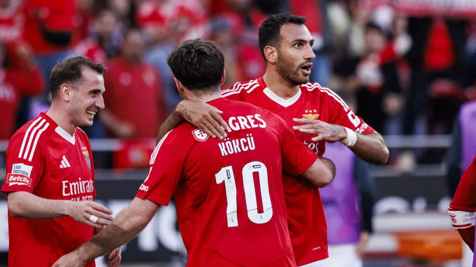 LISBON, PORTUGAL - APRIL 13: Vangelis Pavlidis of Benfica (R) celebrating his goal with his teammate Orkun Kokçu (C) nd Kerem Akturkoglu (L) during the Liga Portugal Betclic match between Sport Lisboa e Benfica and FC Arouca at Estádio do Sport Lisboa e B
