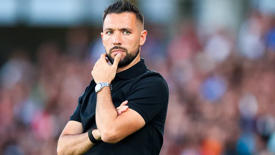 BARCELOS, PORTUGAL - AUGUST 18: Francesco Farioli, Head Coach of FC Porto, gestures during the Primeira Liga match between Gil Vicente FC and FC Porto at Estadio Cidade de Barcelos on August 18, 2025 in Barcelos, Portugal. (Photo by Diogo Cardoso/Getty Im
