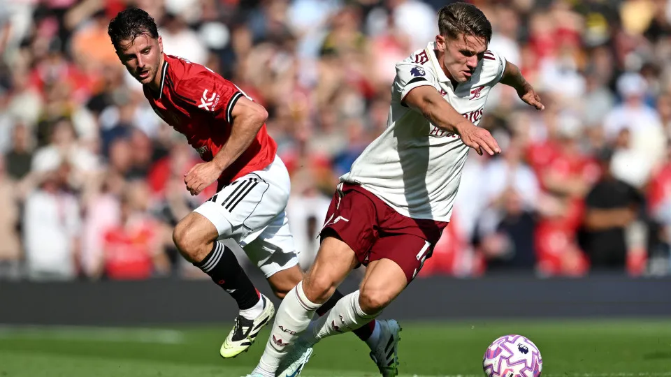 MANCHESTER, ENGLAND - AUGUST 17: Viktor Gyoekeres of Arsenal is challenged by Mason Mount of Manchester United during the Premier League match between Manchester United and Arsenal at Old Trafford on August 17, 2025 in Manchester, England. (Photo by David