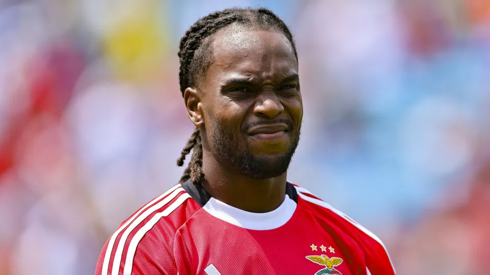 CHARLOTTE, NORTH CAROLINA - JUNE 24: Renato Sanches of SL Benfica getting into the field prior to the FIFA Club World Cup 2025 group C match between SL Benfica and FC Bayern München at Bank of America Stadium on June 24, 2025 in Charlotte, North Carolina.