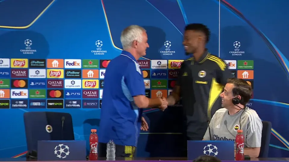 "Estavas a levar seca?". Mourinho surpreendido ao ver Nélson Semedo