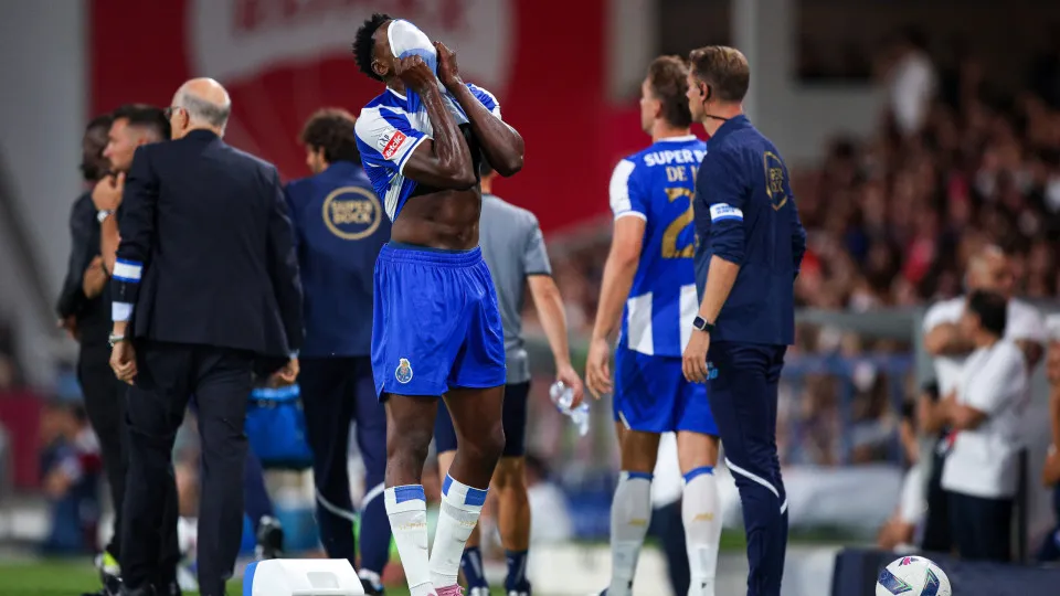 BARCELOS, PORTUGAL - AUGUST 18: Samu Aghehowa of FC Porto dejected after leaving the pitch injured during the Primeira Liga match between Gil Vicente FC and FC Porto at Estadio Cidade de Barcelos on August 18, 2025 in Barcelos, Portugal. (Photo by Diogo C