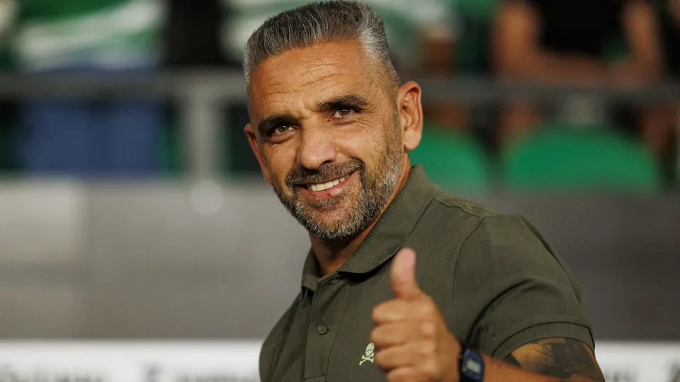 LISBON, PORTUGAL - AUGUST 17: Sporting Head Coach Rui Borges getting into the field prior to the Primeira Liga match between Sporting CP and FC Arouca at Estádio José Alvalade on August 17, 2025 in Lisbon, Portugal. (Photo by Maciej Rogowski/Eurasia Sport