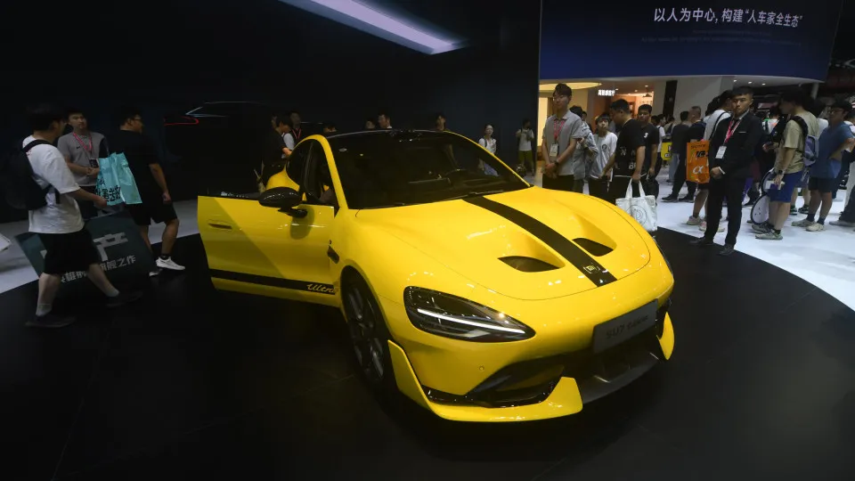 Xiaomi SU7 amarelo.