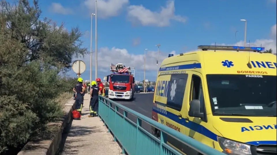 Auxiliado ciclista após queda de arriba na praia da Parede em Cascais