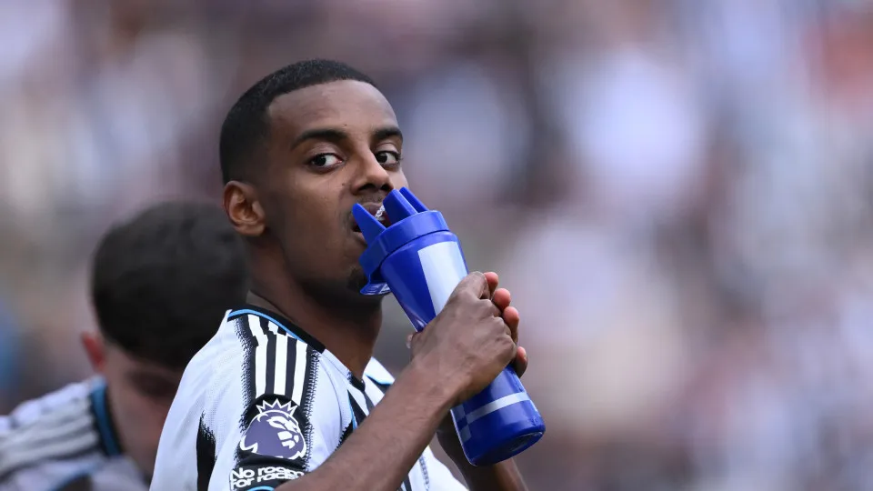 NEWCASTLE UPON TYNE, ENGLAND - MAY 25:  Newcastle player Alexander Isak drinks from a bottle during the Premier League match between Newcastle United FC and Everton FC at St James' Park on May 25, 2025 in Newcastle upon Tyne, England. (Photo by Stu Forste