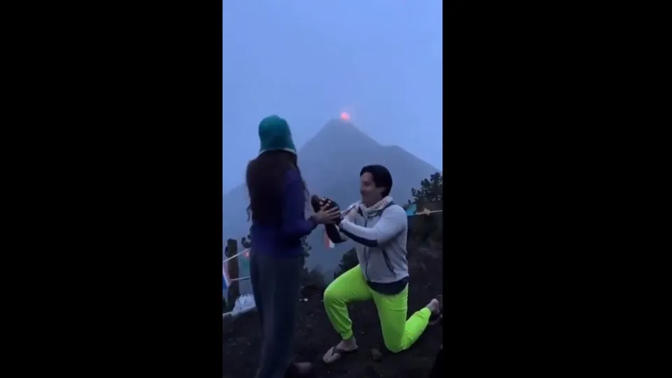 Vulcão na Guatemala entra em erupção após pedido de casamento
