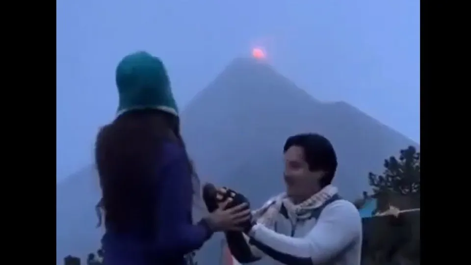 Vulcão na Guatemala entra em erupção após pedido de casamento