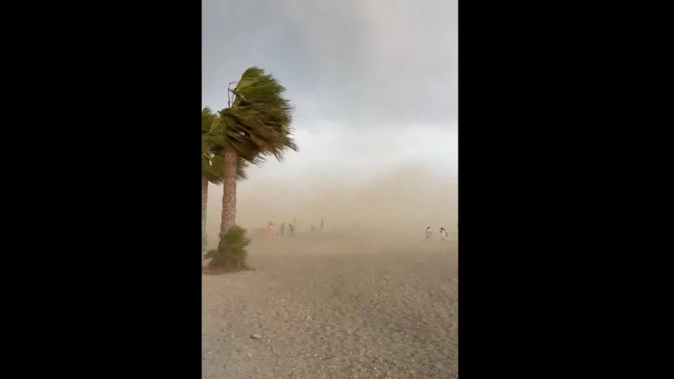 Banhistas fogem de praias em Espanha devido a 'explosão de calor'