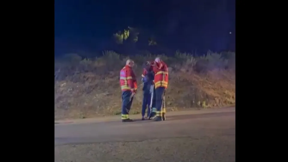 criança abraça bombeiros
